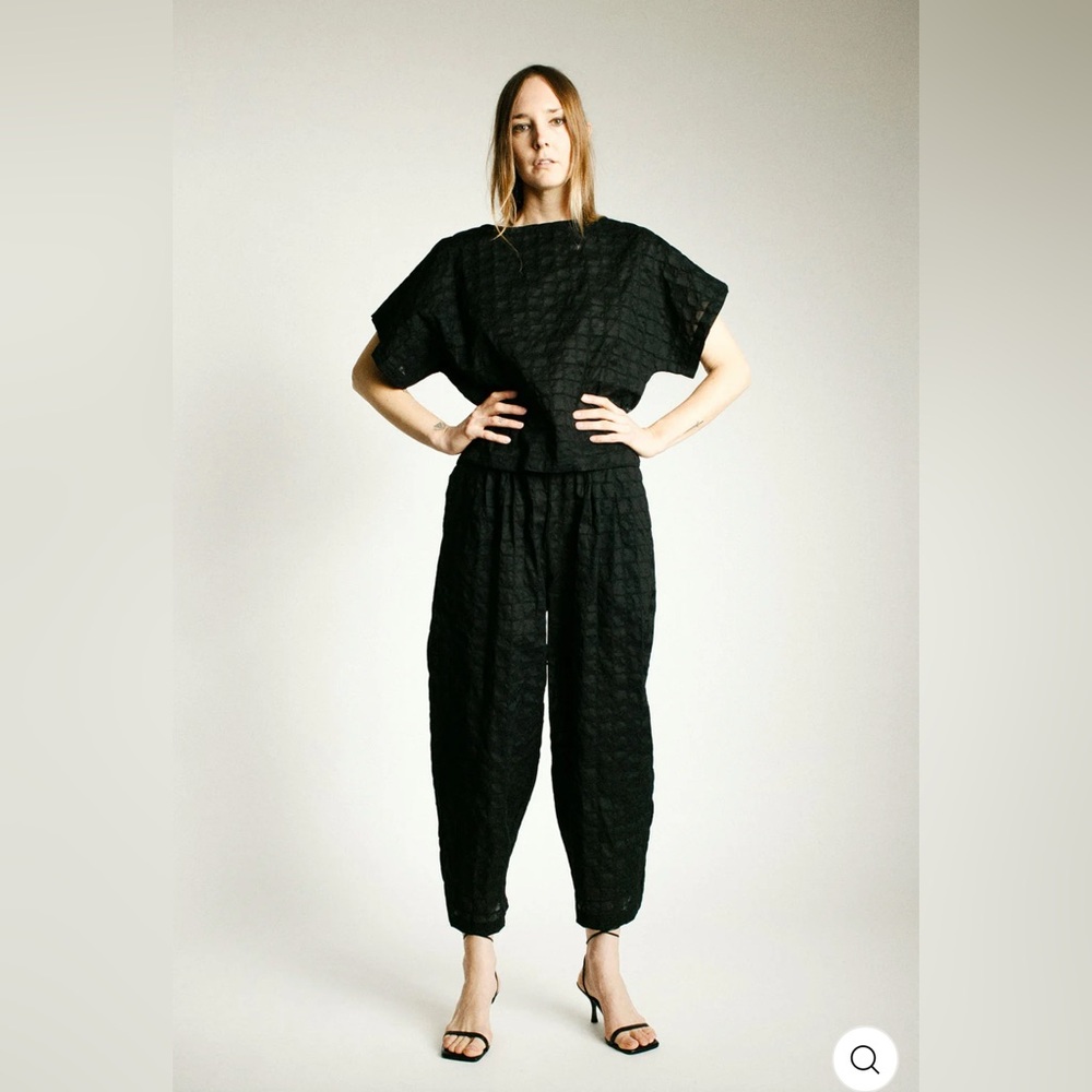 NWT - Black Crane Ripple finish top size small